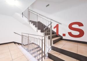 Bright City Apartment Free Parking & 2 Min to Subway