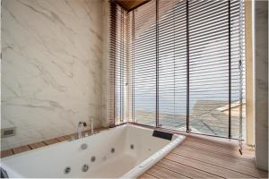 ELIVAAS privé The Royce Orchid 4 BHK Hilltop Villa With Jacuzzi, Steam Room, Private Pool & Hill Views