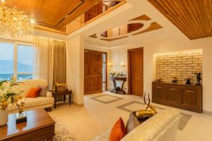 ELIVAAS privé The Royce Orchid 4 BHK Hilltop Villa With Jacuzzi, Steam Room, Private Pool & Hill Views