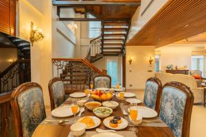ELIVAAS privé The Royce Orchid 4 BHK Hilltop Villa With Jacuzzi, Steam Room, Private Pool & Hill Views