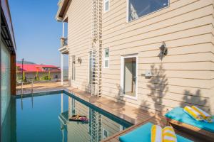 ELIVAAS privé The Royce Orchid 4 BHK Hilltop Villa With Jacuzzi, Steam Room, Private Pool & Hill Views