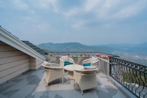 ELIVAAS privé The Royce Orchid 4 BHK Hilltop Villa With Jacuzzi, Steam Room, Private Pool & Hill Views