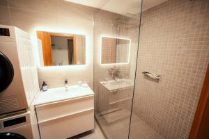 Stylish Lakeview Apartment Balcony & Free Parking