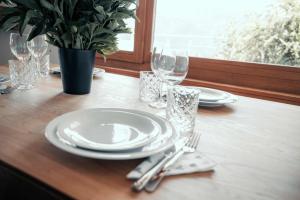 Stylish Lakeview Apartment Balcony & Free Parking