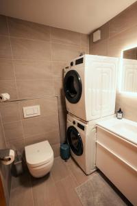 Stylish Lakeview Apartment Balcony & Free Parking