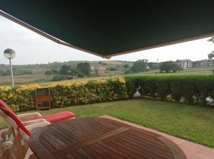 Bajo con jardín y piscina