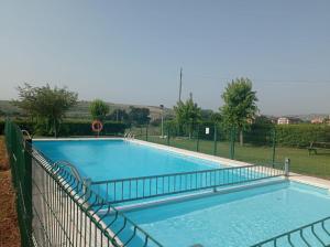 Bajo con jardín y piscina