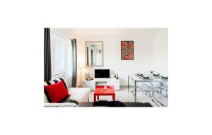 Beautiful Home In Mravince