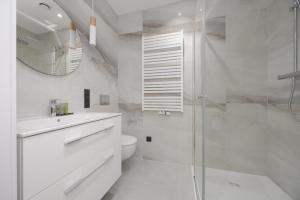 Luxury Apartments Towarowa Towers with Parking and Air Conditioning in Warsaws Wola District by Renters Prestige