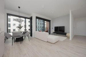 Luxury Apartments Towarowa Towers with Parking and Air Conditioning in Warsaws Wola District by Renters Prestige