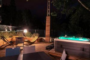 nuit romantique insolite dans une cascade