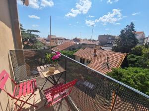 tout près du canal royal et des halles