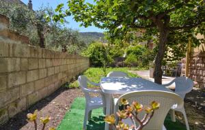 2 Bedroom Lovely Apartment In Bosa