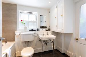 2-bedroom split-level apartment in Notting Hill