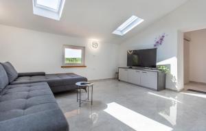 4 Bedroom Beautiful Home In Sezana 