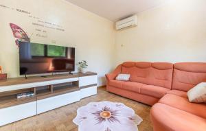 4 Bedroom Beautiful Home In Sezana 