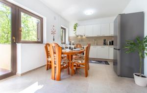 4 Bedroom Beautiful Home In Sezana