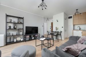 Bright & Elegant Apartment with a Spacious Terrace in Wrocław by Renters Prestige