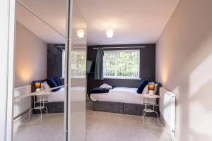 Newly Refurbed 5 Bed House for Contractors, Families & Relocation- Cosely Wolverhampton