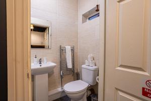 Newly Refurbed 5 Bed House for Contractors, Families & Relocation- Cosely Wolverhampton