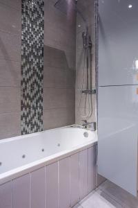 Newly Refurbed 5 Bed House for Contractors, Families & Relocation- Cosely Wolverhampton