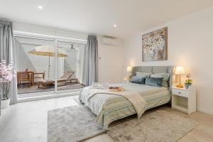 HostWise - Modern & Bright Studio