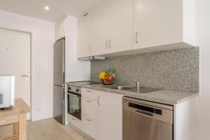 HostWise - Modern & Bright Studio