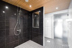 Huoneisto ulkoporealtaalla ja saunalla