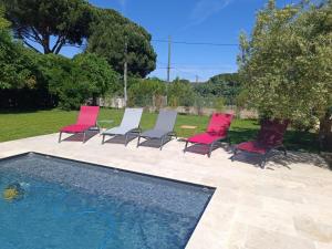 Villas Villa Chantebise, calme et elegance avec piscine privee : photos des chambres