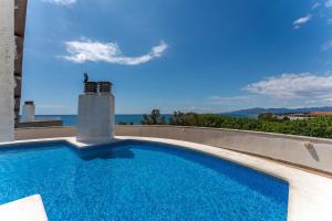 Cambrils Apartment with Rooftop Pool - AC & Just 50m from Beach!