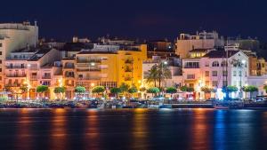 Cambrils Apartment with Rooftop Pool - AC & Just 50m from Beach!