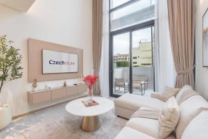Elegant 1BHK by CzechIn Luxe Stay with Pool and Gym