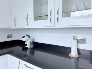 Fountain House-Sleeps 5-Central Dagenham-Parking