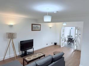 Fountain House-Sleeps 5-Central Dagenham-Parking