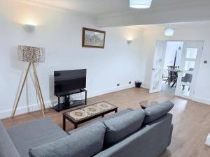 Fountain House-Sleeps 5-Central Dagenham-Parking