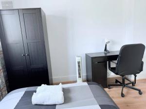 Fountain House-Sleeps 5-Central Dagenham-Parking