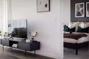 Waterfront Executive Double En suite Bedroom Apartment - 210