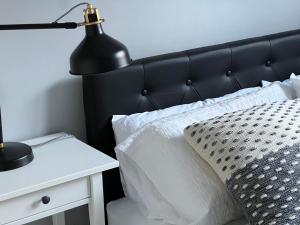 Luxurious 2 bed 2 bath apt with parking in Blackheath, London