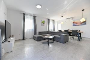 CROWONDER Apartment Complex M&M Sky View with Swimming Pool