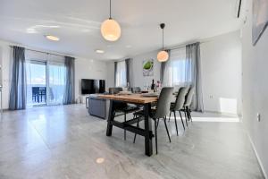 CROWONDER Apartment Complex M&M Sky View with Swimming Pool