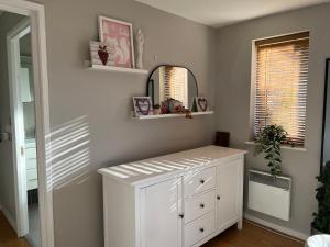 Luxurious 2 bed 2 bath apt with parking in Blackheath, London