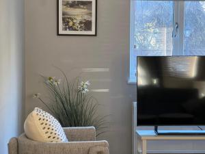 Luxurious 2 bed 2 bath apt with parking in Blackheath, London