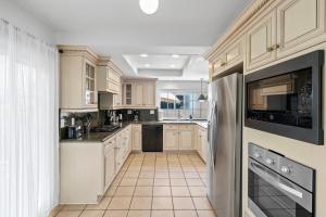 @ Marbella Lane - Contemporary 4BR Charm w Pool