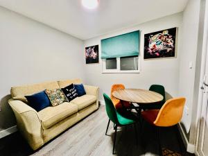 Quirky and spacious 5 Bedroom and 3 bathroom house Sleeps 7 with free Parking in Basildon