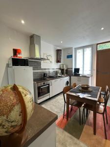 Maisons de vacances Maison Annees 30 - Terrasse - Parking gratuit - Proche CV : photos des chambres