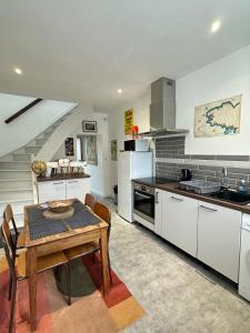 Maisons de vacances Maison Annees 30 - Terrasse - Parking gratuit - Proche CV : photos des chambres