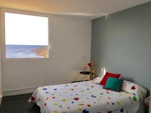 Cosy apartment with fabulous SEA VIEWS 70s style