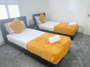 4 bed house with parking by Chatham station