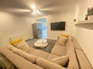 4 bed house with parking by Chatham station