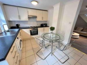 4 bed house with parking by Chatham station